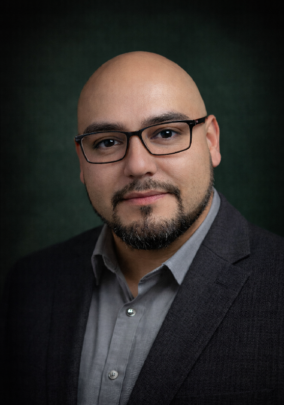 Retrato profesional de hombre calvo